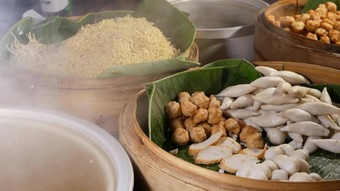 碗亚洲菜用餐者木碗各种各样的传统的泰国菜出售摊位街用餐者城市