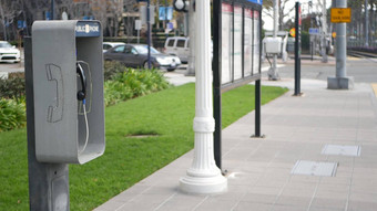 复古的投币付费电话站紧急调用街加州美国公共模拟支付电话展位过时的技术连接电信服务细胞手机盒子