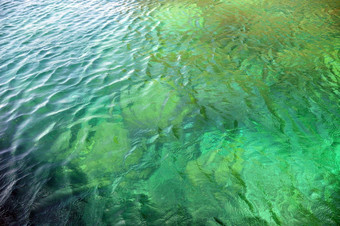 背景波及清晰的Azure水背景美丽的透明的<strong>水光</strong>绿色颜色涟漪反映阳光