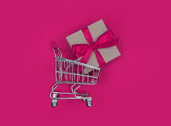 超市电车礼物盒子粉红色的背景购物概念