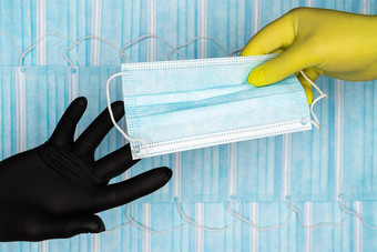 医生持有医疗脸面具手黄色的外科手术手套病人黑色的保护手套概念药用图像