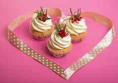 情人节纸杯蛋糕香草糖衣粉红色的背景
