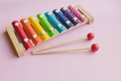 彩虹彩色的木玩具木琴粉红色的Bacground玩具钟琴使金属木