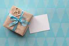 礼物盒子包装棕色（的）纸光蓝色的丝带蓝色的背景问候卡模型空闲空间