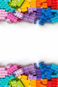 边境很多色彩斑斓的塑胶构造函数砖白色背景受欢迎的玩具Copyspace垂直