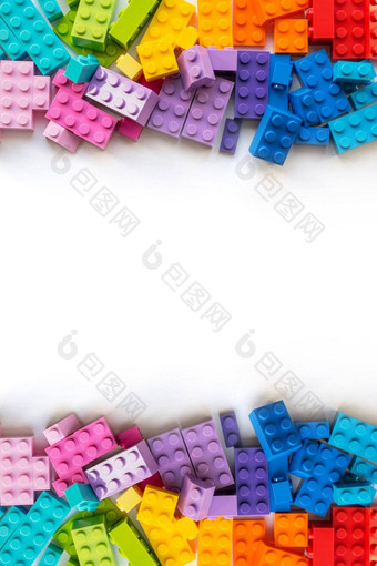 边境很多色彩斑斓的塑胶构造<strong>函数</strong>砖白色背景受欢迎的玩具Copyspace垂直