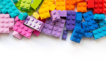 很多色彩斑斓的塑胶构造函数块白色背景受欢迎的玩具Copyspace