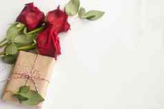 作文礼物花束红色的玫瑰白色背景快乐情人节一天前视图空间文本