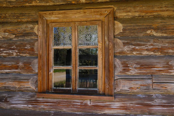 美丽的木窗口房子