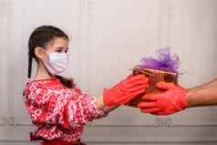 童年人概念圣诞节疫情女孩面具手套接收礼物