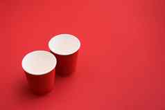红色的纸板空咖啡眼镜纸杯红色的背景