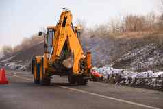 挖掘机桶建设路路维修冬天工人修复路