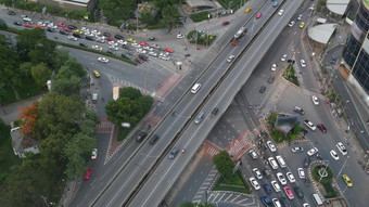 交通十字路口街现代汽车摩托车开车十字路口街中心曼谷泰国