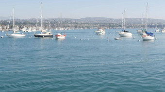 纽波特海滩港周末玛丽娜度假胜地游艇帆船太平洋海岸加州美国海滨奢侈品郊区真正的房地产橙色县昂贵的海滨假期目的地