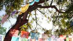色彩斑斓的墨西哥穿孔作用切碎横幅节日色彩鲜艳的纸加兰多彩色的拉美裔人雕刻组织旗帜假期狂欢节真实的聚会装饰拉丁美国