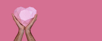 多边形三维粉红色的心使纸手男人。粉红色的背景横幅