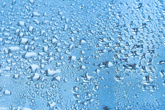 湿玻璃大滴水雨<strong>蓝色</strong>的颜色背景壁纸<strong>水纹</strong>理特写镜头图像水滴清晰的玻璃表面重雨