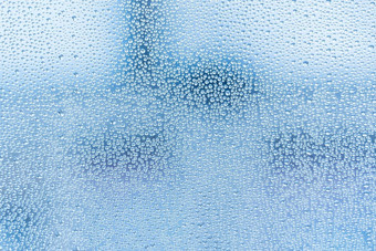 湿玻璃大滴水雨蓝色的颜色背景壁纸水纹理特写镜头图像水滴清晰的玻璃表面重雨