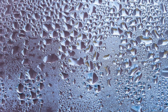 湿玻璃大滴水雨蓝色的颜色背景壁纸<strong>水纹</strong>理特写镜头图像水滴清晰的玻璃表面重雨