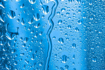 摘要背景点缀水滴<strong>雨滴</strong>玻璃多雨的天气闪闪发光的闪亮的表面水玻璃水滴形式球球体蓝色的<strong>雨滴</strong>