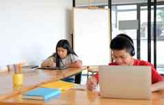 男孩女孩学生研究学习教训在线远程会议距离教育首页