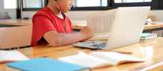 男孩学生研究学习教训在线远程会议距离教育首页