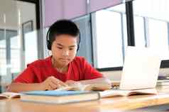 男孩学生研究学习教训在线远程会议距离教育首页