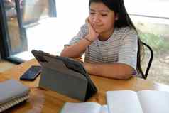 女孩学生研究学习教训在线远程会议距离教育首页