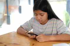女孩学生社会媒体在线应用程序聪明的移动电话图书馆