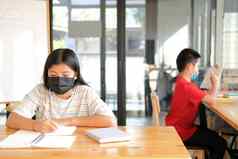 女孩学生穿脸面具研究写作笔记家庭作业学习教育学校