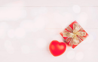 红色的礼物盒子心形状木表格背景爱浪漫礼物庆祝活动周年纪念日惊喜桌子上快乐生日捐赠慈善机构情人节一天概念