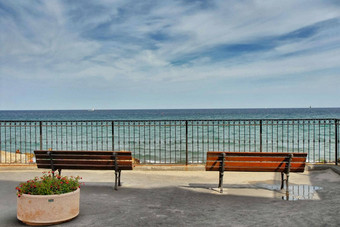 空长椅面对海