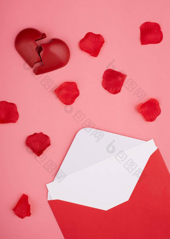 开放信封空白破碎的心玫瑰花瓣粉红色的背景