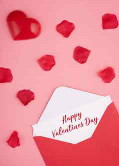 开放信封卡心玫瑰花瓣粉红色的背景登记快乐情人节一天