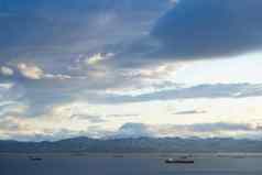 海洋景观的观点阿瓦查湾船只