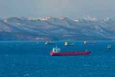 海洋景观的观点阿瓦查湾船只