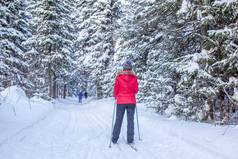 女孩红色的夹克滑雪雪森林冬天