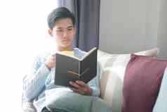 亚洲男人。阅读书放松沙发首页