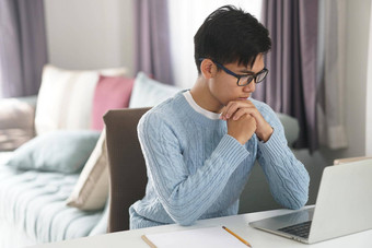 亚洲年轻的学生男人。企业家工作电脑研究学习在线首页电子学习网络研讨会会议社会距离科维德流感大流行