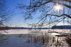 雪覆盖木码头冻湖阳光明媚的一天德国