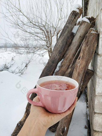 粉红色的杯子热树莓茶背景雪冬天<strong>场</strong>茶小时变<strong>暖</strong>冷冬天