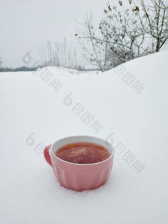 粉红色的杯子热树莓茶背景雪冬天<strong>场</strong>茶小时变<strong>暖</strong>冷冬天