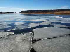 冰浮冰浮动河解冻结束冬天
