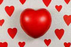 大红色的心包围心变形白色