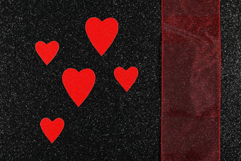 红色的心丝带黑色的背景设计