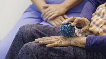 上了年纪的女人橡胶球锻炼手指棕榈<strong>手脚</strong>肌肉照顾者护理
