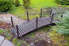 小木桥使棕色（的）木花园桥流石头景观设计