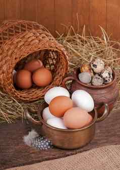 棕色（的）鸡蛋木篮子破碎的蛋蛋黄背景