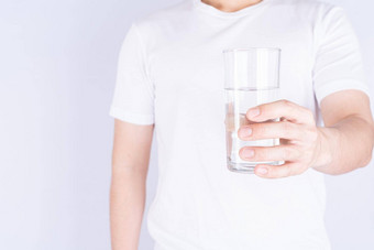 男人。持有玻璃水孤立的灰色背景清洁喝水清晰的玻璃