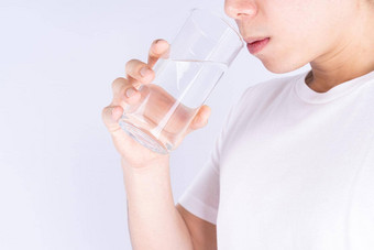 男人。喝水孤立的灰色背景清洁喝水清晰的玻璃